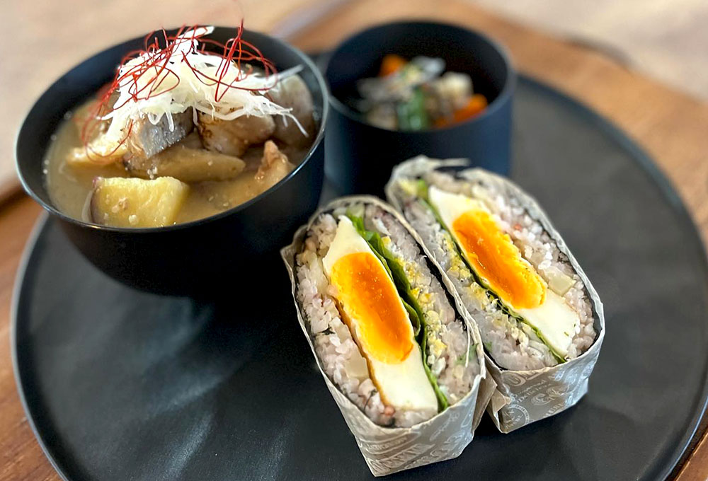 河内長野市、離れcafe a little bridgeのおにぎらずと豚汁