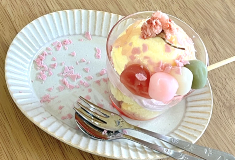 富田林市のまゆキッチン、期間限定スイーツ桜のミニパフェ